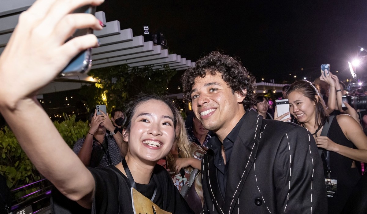 Anthony Ramos taking a selfie with a fan